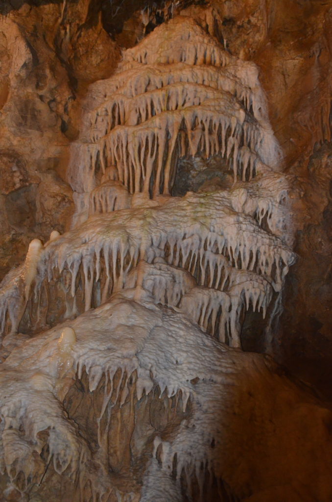 Une cascade dans la grotte la merveilleuse