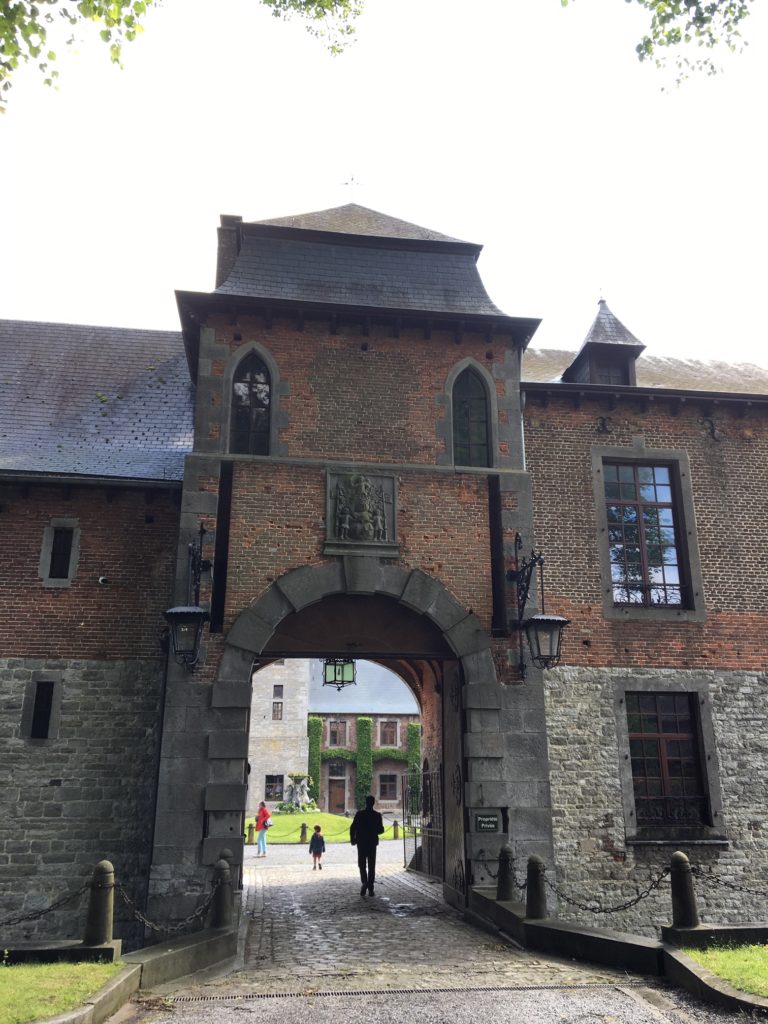 Belgische biologische wijnen van Kasteel Bioul. Het groot portaal met het wapenschild van de familie de Moreau.