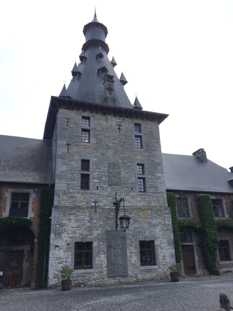 Belgische biologische wijnen van Kasteel Bioul. De Grimaud-toren.