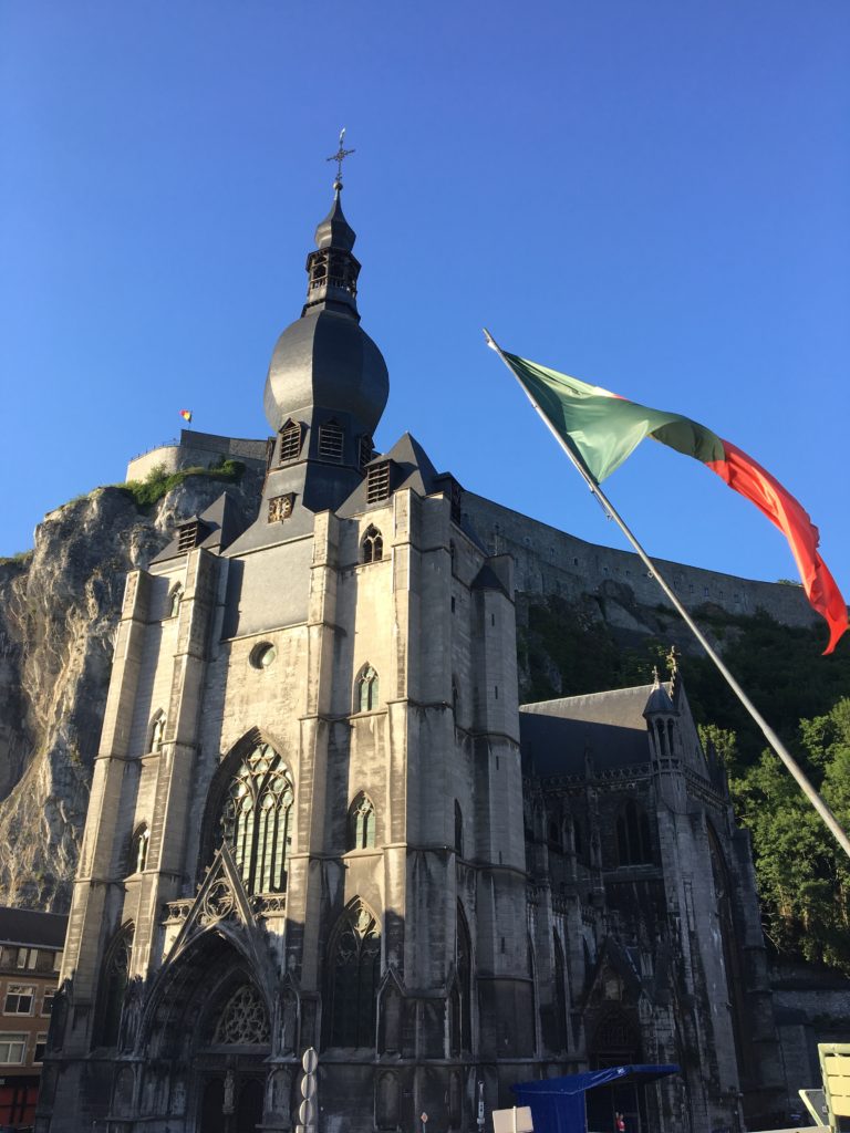 de collegiale Onze-Loeve-Vrouwkerk van Dinant