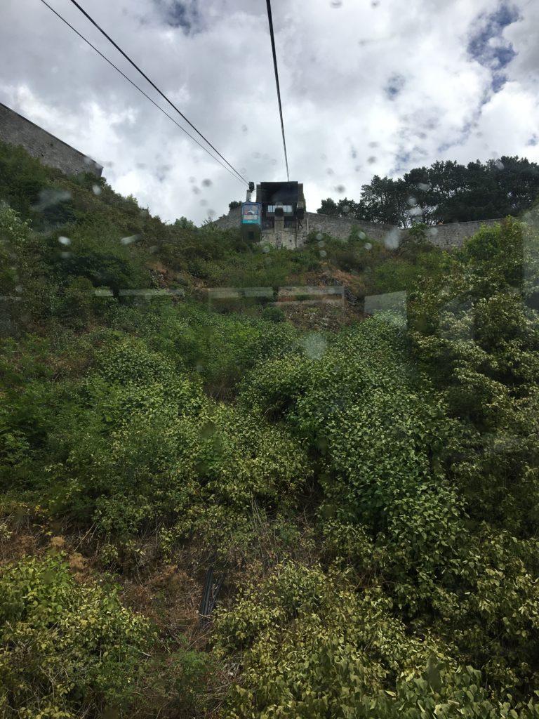 le téléphérique menant vers la citadelle de Dinant, vu a partir du bas.