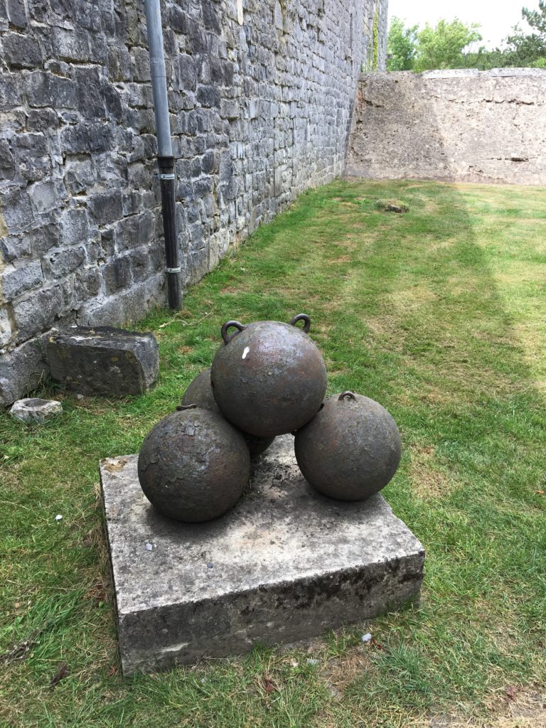 kanonballen aan de ingang van de gevangenis