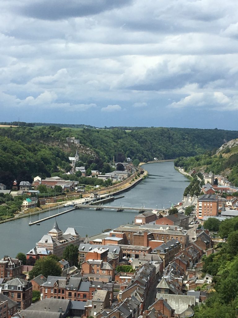 vue sur la meuse et les ruines de crevecoeur au loin