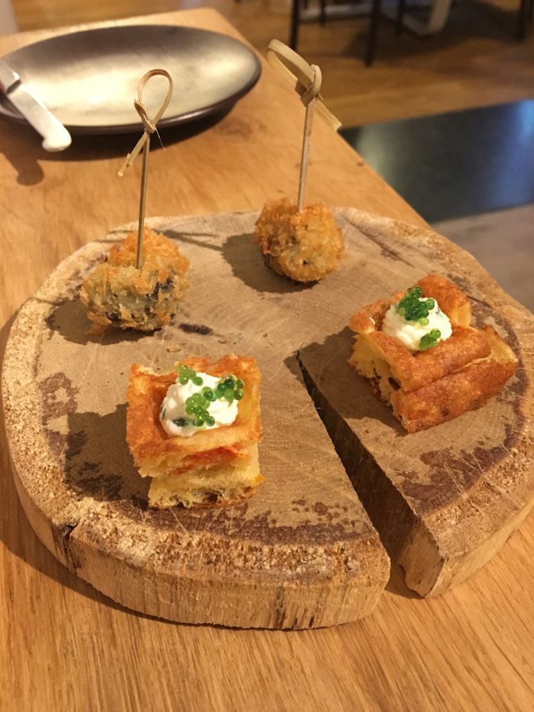 petite gaufre de bruxelles à la tomate avec mousse de basilic et escargot frit avec feuille de menthe