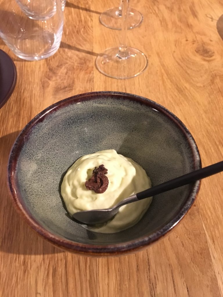 humus à l'estragon et olives noires