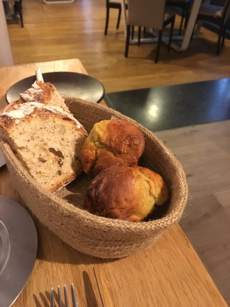 panier de pain et cakes faits maison