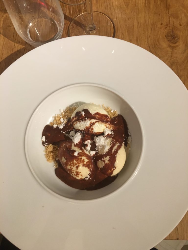 dame blanche avec glace vanille tournée à la minute, à la toquade restaurant gastronomique