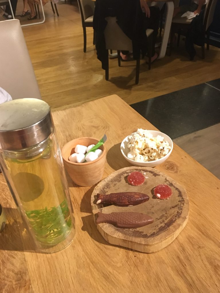 infusion avec mignardises à La Toquade, restaurant gastronomique à Crupet