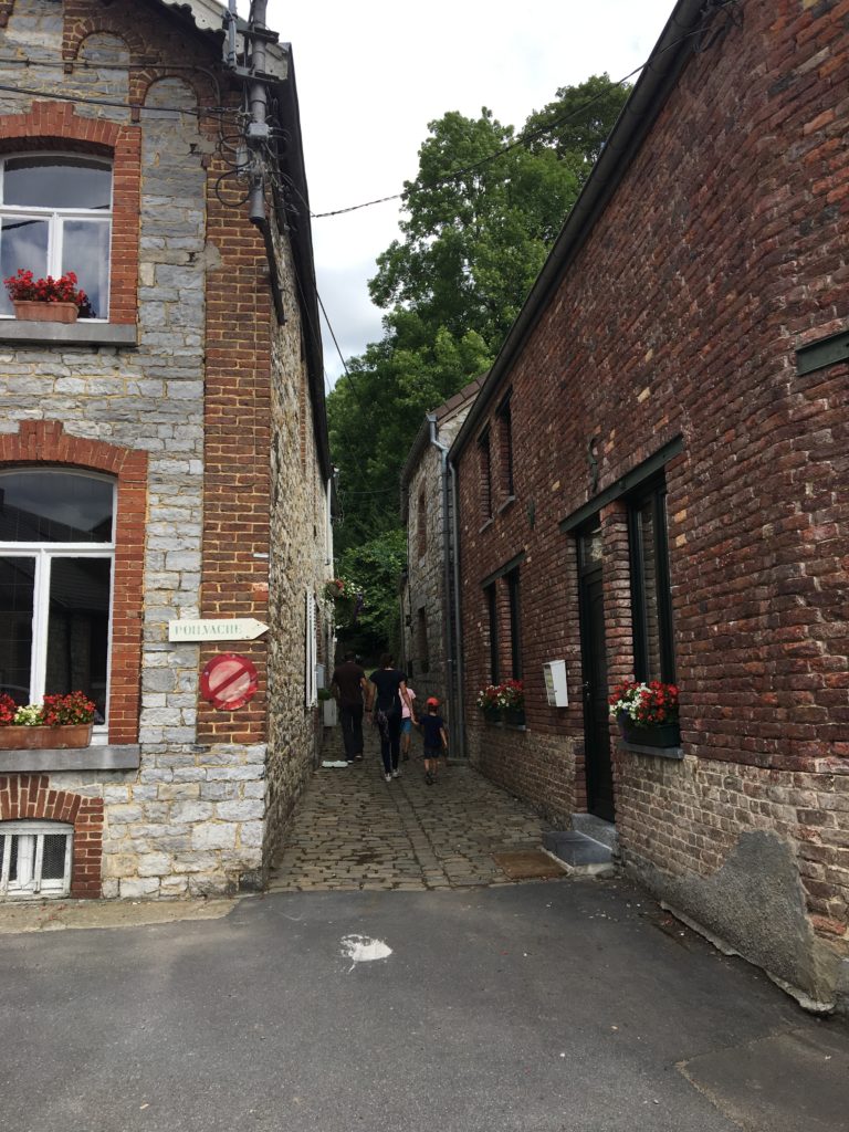 départ de la balade dans le village de Houx