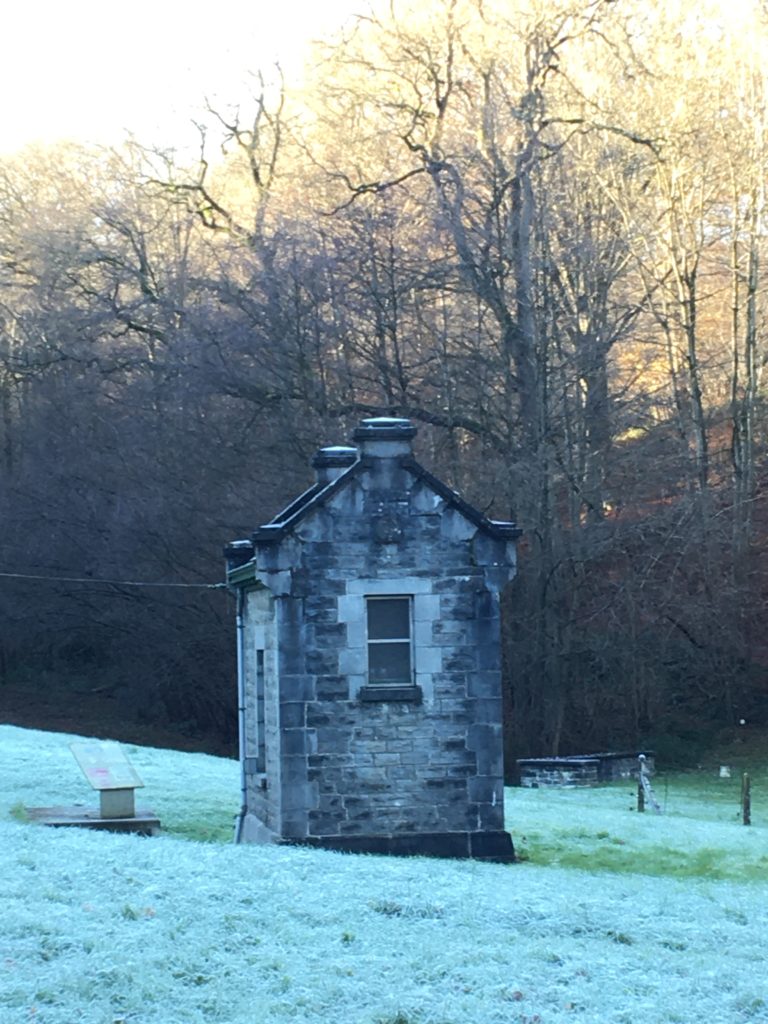 kapel aan de ingang van het bos